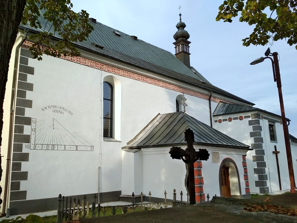 IV. etapa reštaurovania fasády panskej empory, južného vstupu a južnej steny kostola sv. Ladislava v Rajci.