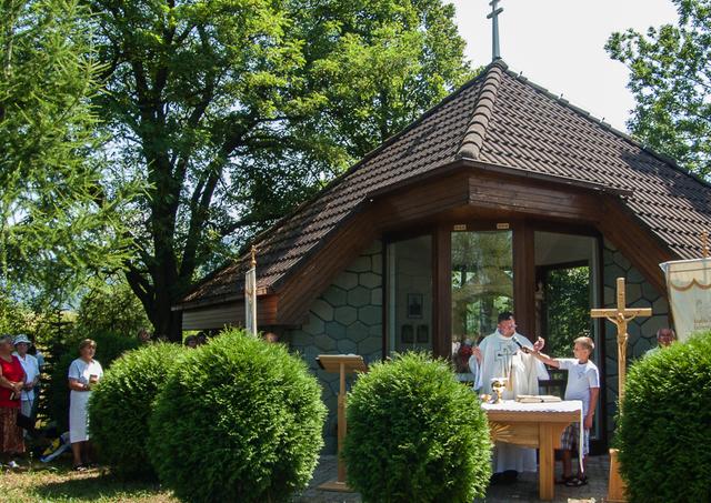 Farnosť Rajecká Lesná pozýva na tradičnú Púť k sv. Anne, ktorá sa uskutoční 28. júla 2019 pri kaplnke sv. Anny na Hôrkach, neďaleko Rajeckej Lesnej, smer Ďurčina.